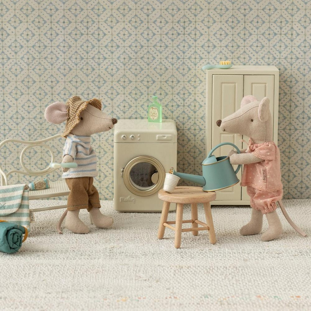 Big sister mouse in matchbox