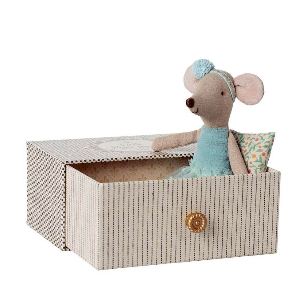 Dance mouse in daybed, Little sister