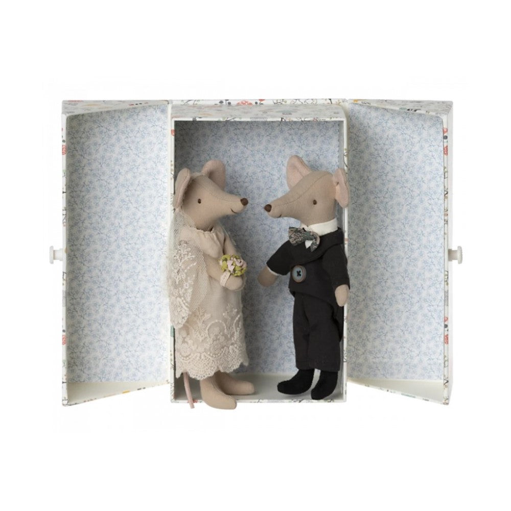 Wedding mice couple in box