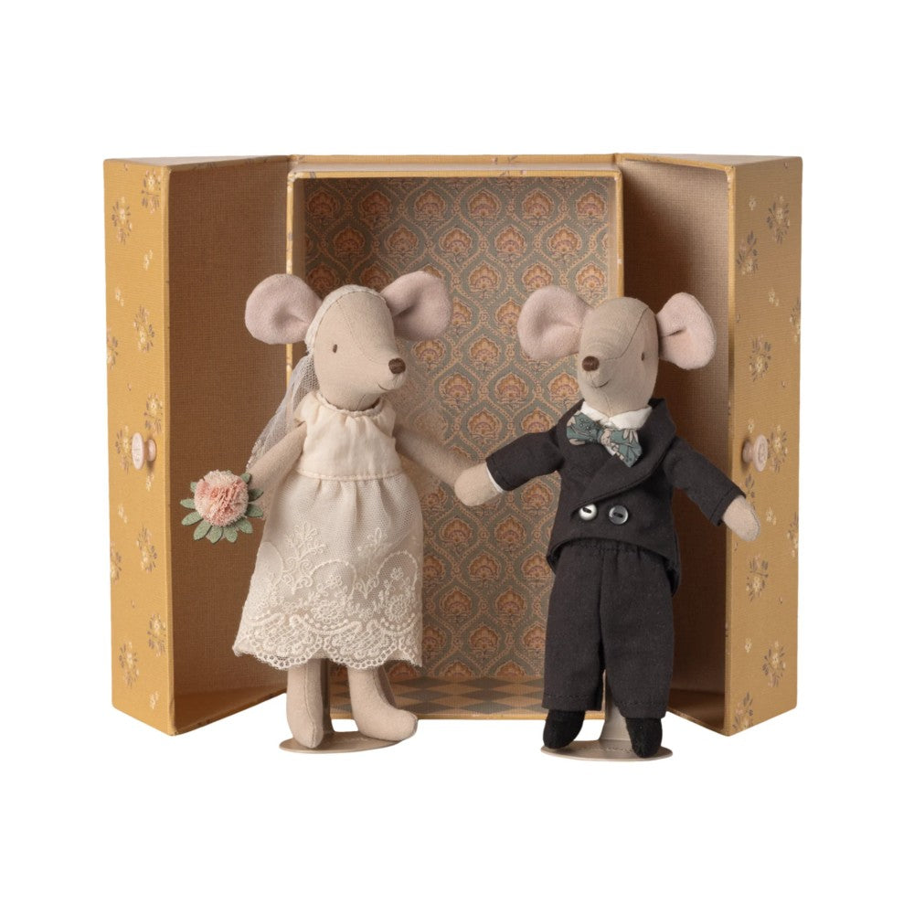 Wedding mice couple in box