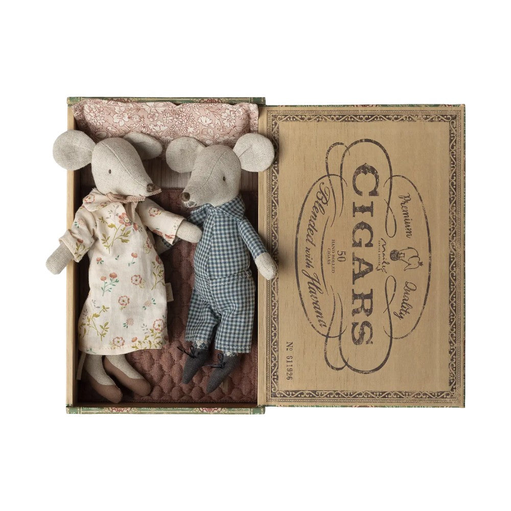 Grandma and grandpa mice in cigarbox