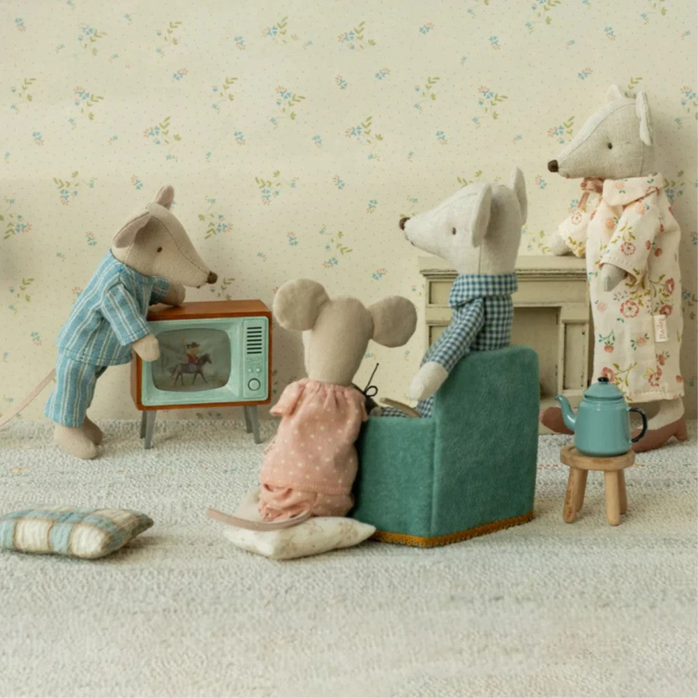 Grandma and grandpa mice in cigarbox